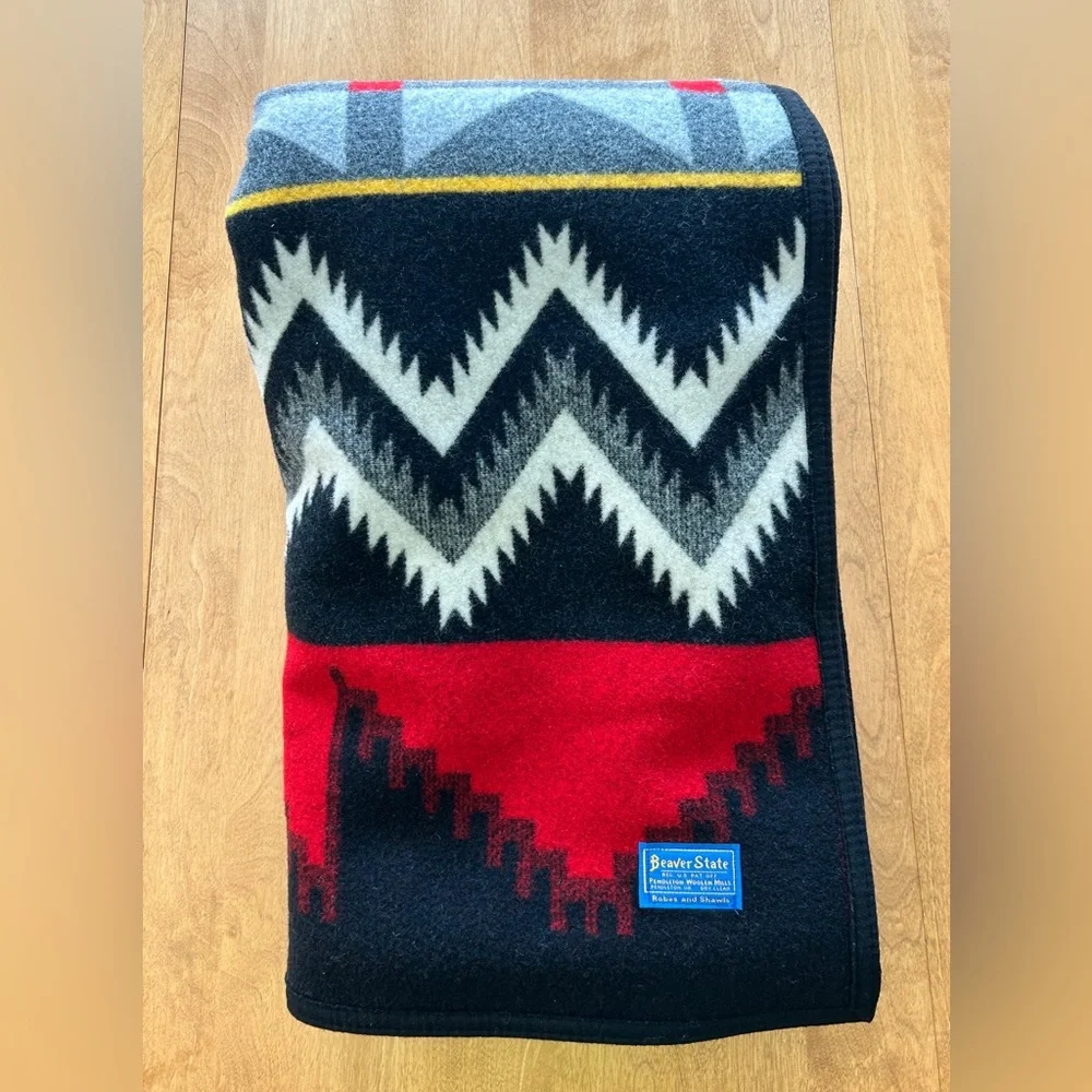 Pendleton Beaver State Caliente Wool Robe/Blanket. Black, Red & White - Picture 8 of 11